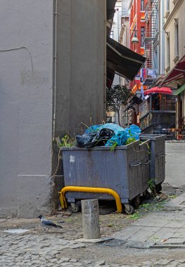 İstanbul caddesinin köşesinde büyük bir çöp yığını