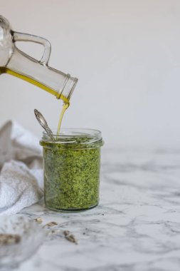 Zeytinyağı ile ev yapımı pesto