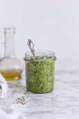 Zeytinyağı ile ev yapımı pesto