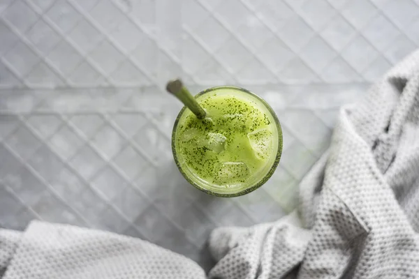 Iced Matcha Latte Glass Close — Stock Photo, Image