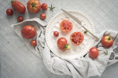 Yaz domates ve gri zemin üzerinde Dilimleme