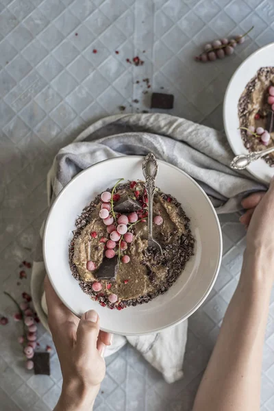 Noel çikolata yüzlü dondurulmuş çilek, üstten görünüm ile kase tutan eller