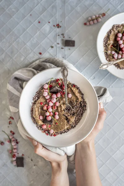 Noel çikolata yüzlü dondurulmuş çilek, üstten görünüm ile kase tutan eller