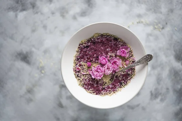 Chia Pudding Schüssel Mit Smoothies Und Rosen Stockfoto