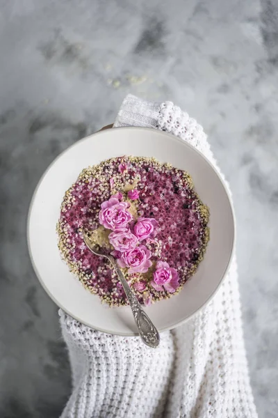 Chia Pudding Schüssel Mit Smoothies Und Rosen Stockbild