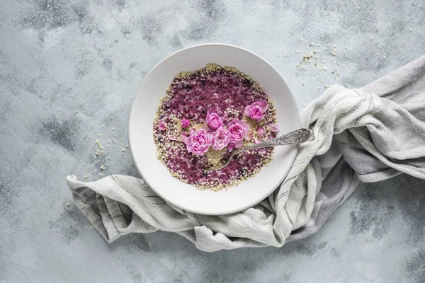 Chia Pudding Schüssel Mit Smoothies Und Rosen lizenzfreie Stockbilder