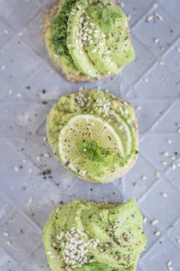Limon ve nane yaprakları ile lezzetli avokado krep    