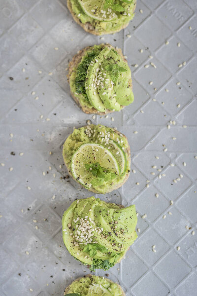 Блинчики с авокадо с лаймом и мятными листьями
    