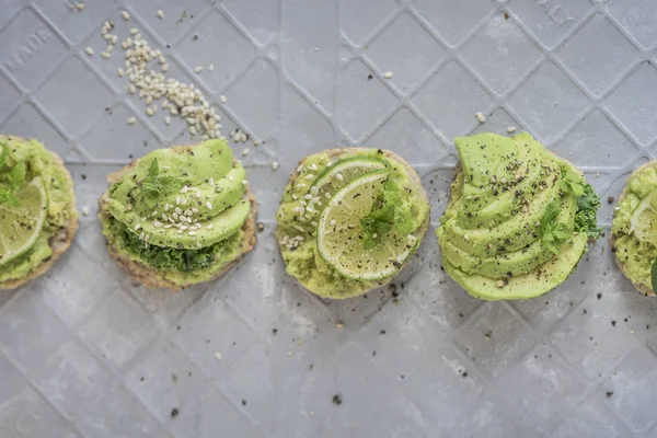 Hartige Avocado Pannenkoeken Met Kalk Groene Bladeren — Stockfoto