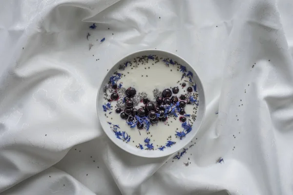 Черный Белый Синий Йогурт — стоковое фото