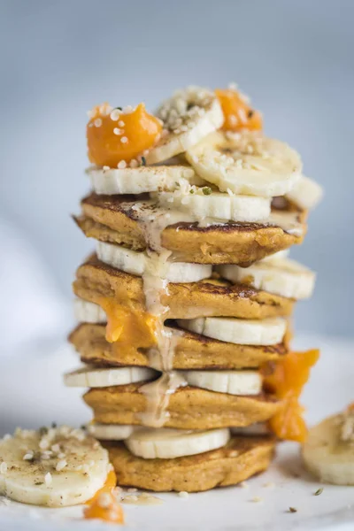 Kürbispfannkuchen Mit Bananen Honig Für Den Herbst lizenzfreie Stockbilder