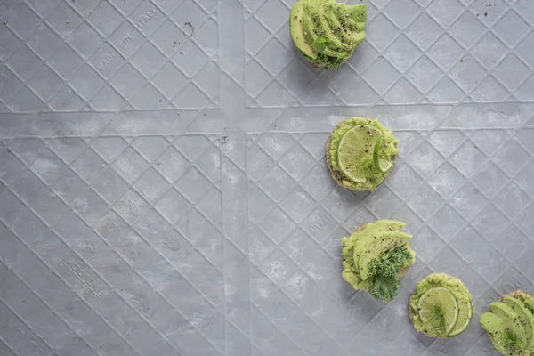 Herzhafte Avocado Pfannkuchen Mit Limette Grünen Blättern Stockbild