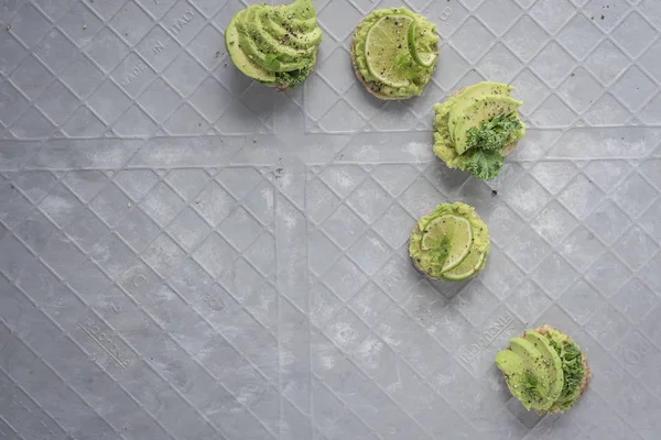 Herzhafte Avocado Pfannkuchen Mit Limetten Und Minzblättern Stockfoto