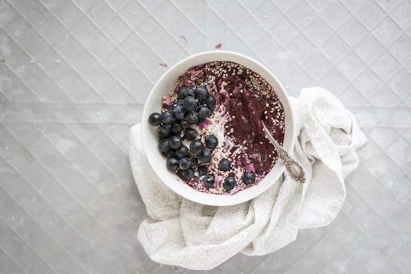 Weiße Schale Mit Lila Acai Smoothie Auf Grauem Hintergrund Stockbild