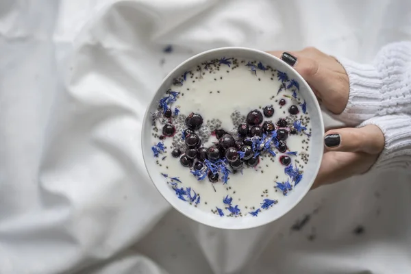 Weibliche Hände Halten Schale Mit Beerenjoghurt Stockbild