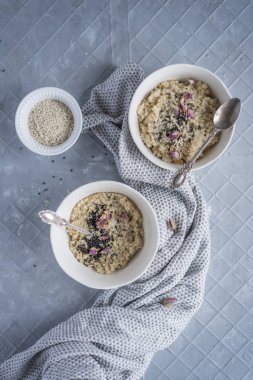 Quinoa kahvaltı kase güllü