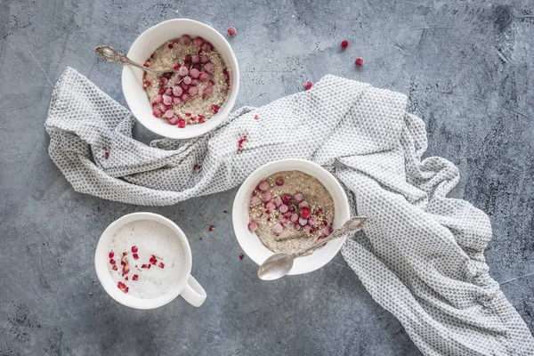Kahvaltı kase (Quinoa yulaf lapası) ve dondurulmuş meyveler