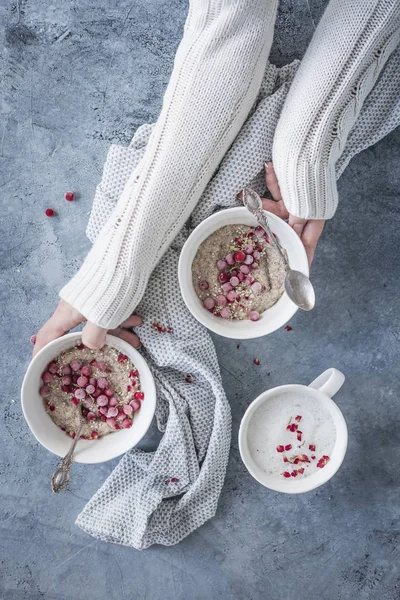 Quinoa Breakfast Bowl Para Instagram Con Bayas Congeladas Manos — Foto de Stock