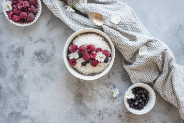 Ahududu ve yaban mersini ile Pirinç irmik kahvaltı kase