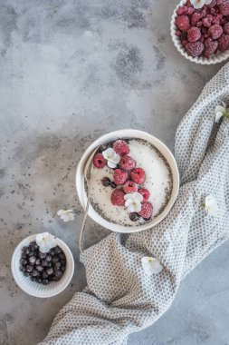 Ahududu ve yaban mersini ile Semilina kahvaltı tabağı