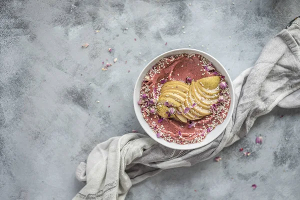 Tazón Batido Rosa Con Manzanas Semillas Flores — Foto de Stock