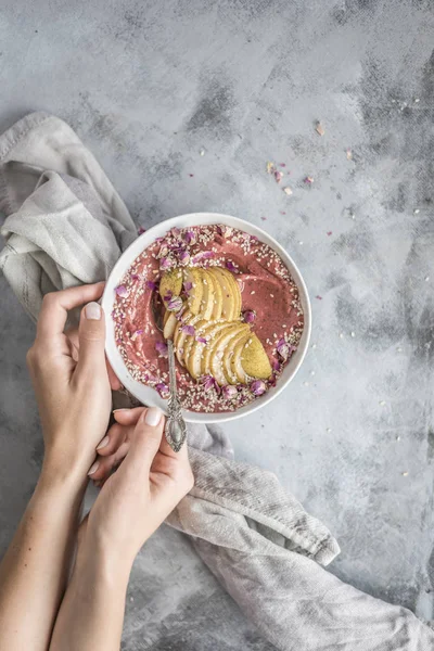 Manos Sosteniendo Tazón Batido Rosa Con Manzanas Semillas Flores — Foto de Stock