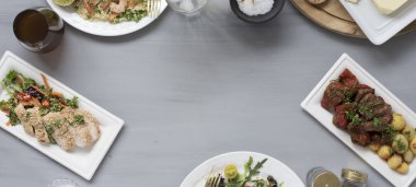 Kopya alanı ile gri masada yemekler çeşitli restoran afiş