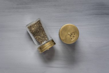 Gri zeminde altın tuz ve biber kapları