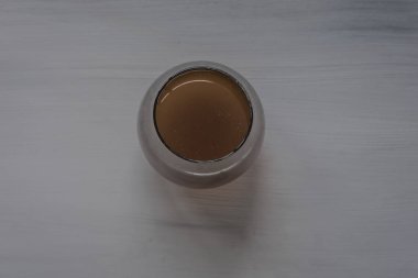 Gri zeminde bir bardak meyve suyu