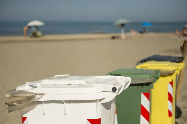 Färg Kodade Lagerplatser Stranden Att Separera Och Återvinna Plast Papper — Stockfoto