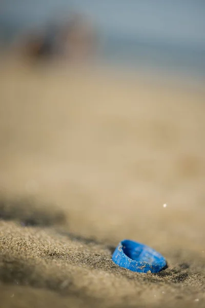 Tampa Rosca Plástico Uma Garrafa Abandonada Uma Praia Areia — Fotografia de Stock