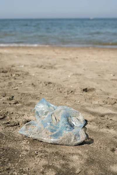 Saco Plástico Deixado Uma Praia Areia — Fotografia de Stock