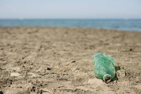 Green Plastic Bottle Left Sandy Beach — Stock Photo, Image