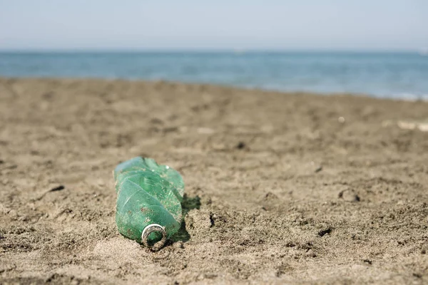 Yeşil, plastik şişe sol tarafta bir kumsalı.