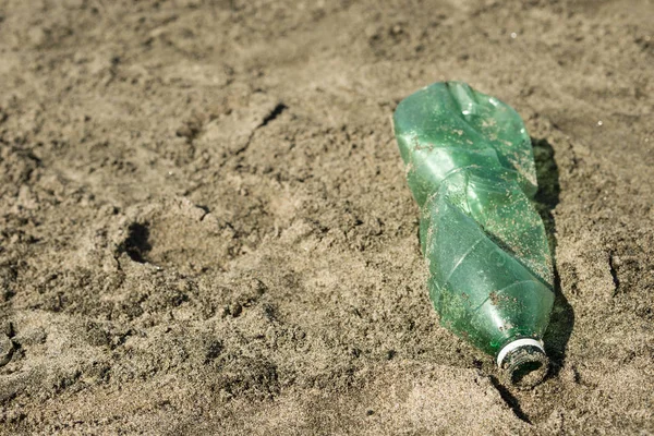 Green Plastic Bottle Left Sandy Beach — Stock Photo, Image