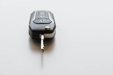 Uzaktan elektronik araba anahtar beyaz arka plan üzerinde mekanik ikinci açılış ile yakın çekim.