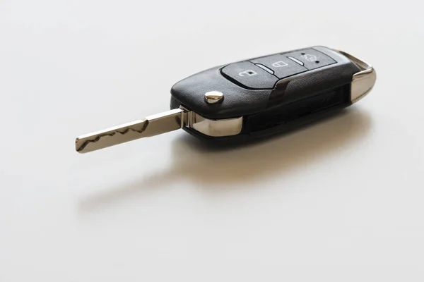 白い背景の第 開口部機械リモート電子車のキーのクローズ アップ — ストック写真