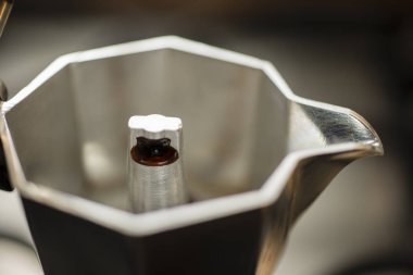 Geleneksel İtalyan moka makine ile taze sıcak kahve geliyor.