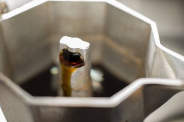 Geleneksel İtalyan moka makine ile taze sıcak kahve geliyor.