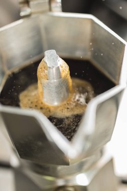 Geleneksel İtalyan moka makine ile taze sıcak kahve geliyor.