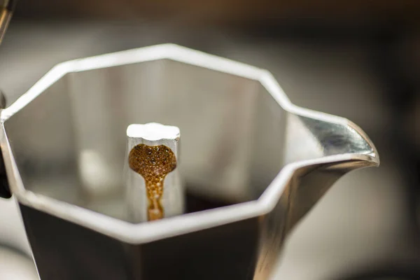 Traditionelle Italienische Mokka Maschine Mit Frischem Heißen Kaffee Kommt — Stockfoto