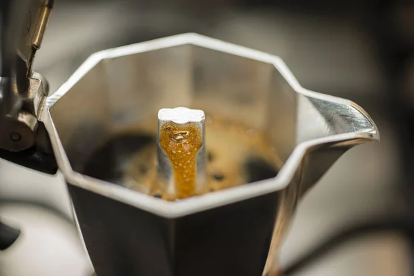 Máquina Moka Italiana Tradicional Com Café Quente Fresco Chegando — Fotografia de Stock