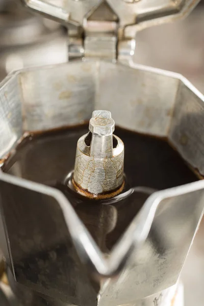 Traditionelle Italienische Mokka Maschine Mit Frischem Heißen Kaffee Kommt — Stockfoto