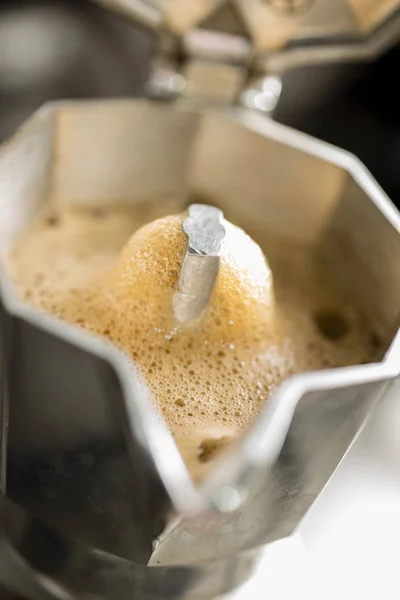 Macchina Moka Tradizionale Italiana Con Caffè Caldo Fresco Arrivo — Foto Stock