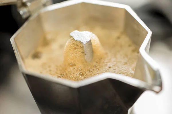 Traditionelle Italienische Mokka Maschine Mit Frischem Heißen Kaffee Kommt — Stockfoto