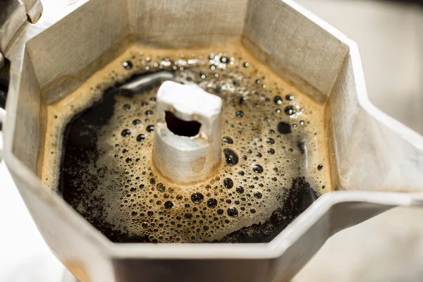 Macchina Moka Tradizionale Italiana Con Caffè Caldo Fresco Arrivo — Foto Stock