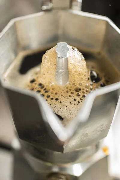 Macchina Moka Tradizionale Italiana Con Caffè Caldo Fresco Arrivo — Foto Stock