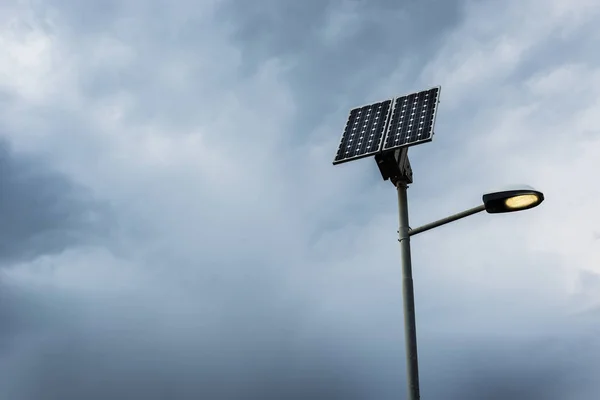 Solpanel Gatlykta Inlägg Med Ljus Och Molniga Himmel — Stockfoto