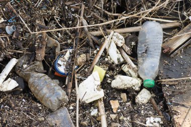 Kirliliği kum plaj plastik ve çöp malzeme