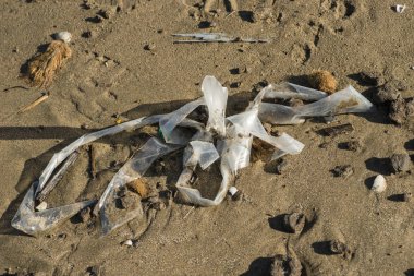 Kirliliği kum plaj plastik ve çöp malzeme